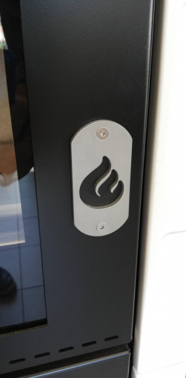 Rizzoli ML 80 - Sporák na dřevo logo na dvířkách